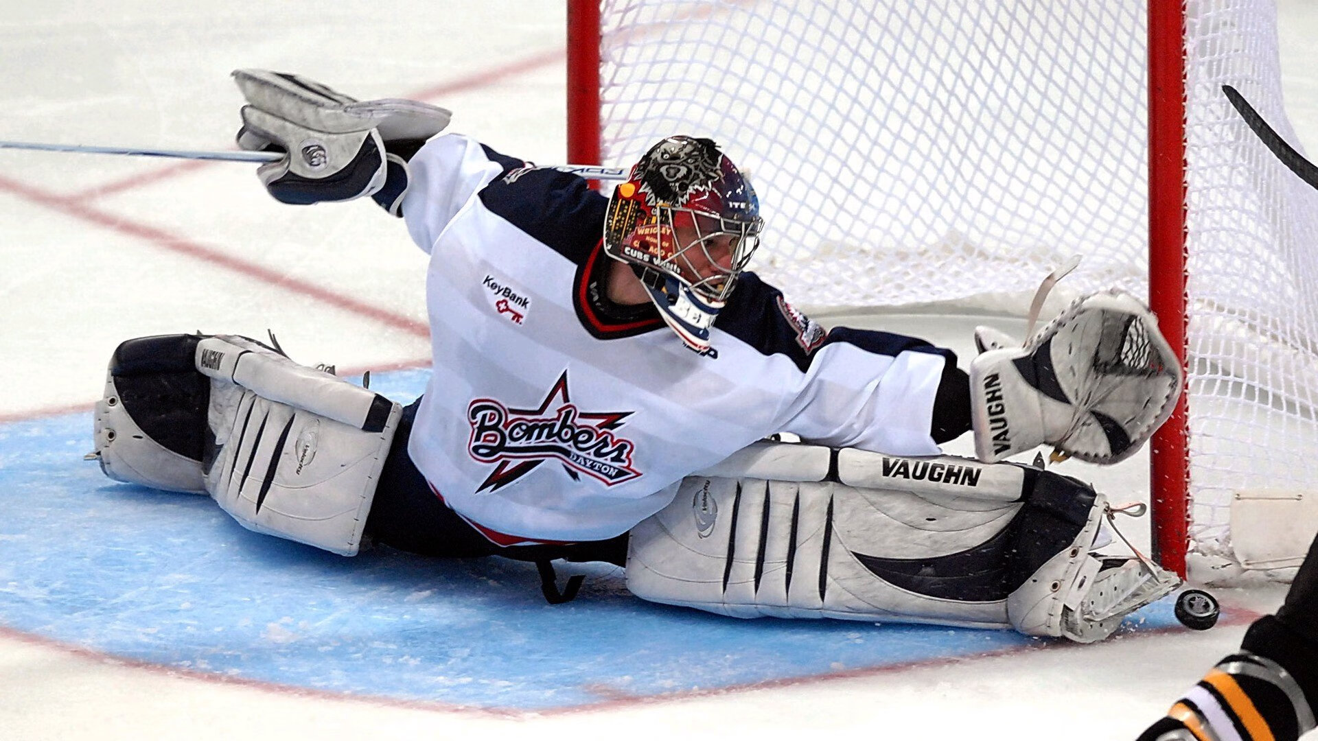 九游娱乐官方平台-季后赛里，他不仅在篮下强硬争夺，还多次外线投中关键三分！，季后赛投篮命中率